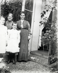 602307 Groepsportret met (vermoedelijk) grootmoeder Yda Maria Moesman - Leenen met haar schoondochter Johanna Moesman - ...